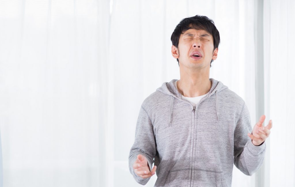 ショックを受ける男性